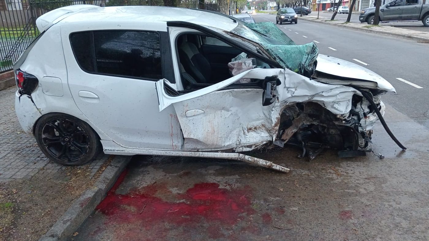 Uno de los veh&iacute;culos involucrados en el accidente de tr&aacute;nsito a metros del Hospital San Mart&iacute;n de La Plata