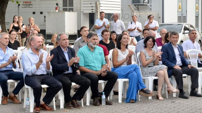 la foto en clave politica que dejo el acto en el hospital espanol