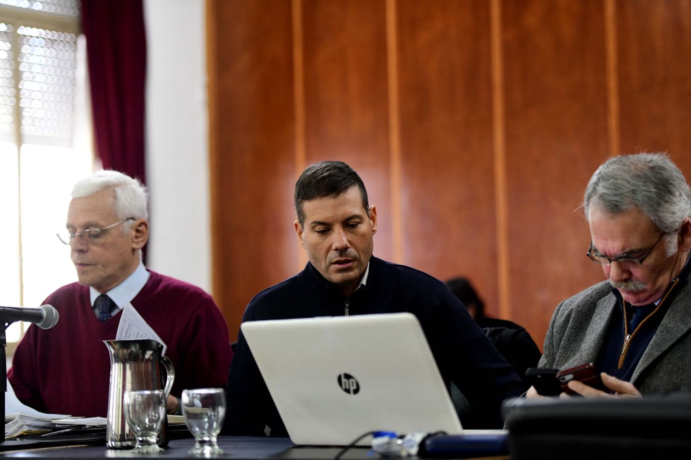 Pablo Colaci junto a sus defensores Gabriel Mendy y José Luis Villada.