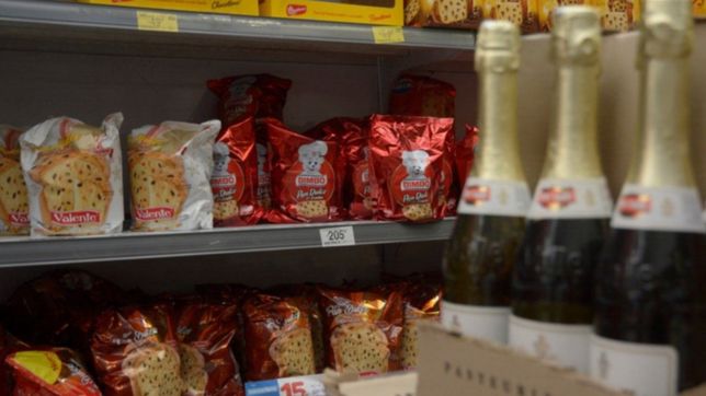 pan dulce, budines y sidra: todas las ofertas del mercado central para la canasta navidena