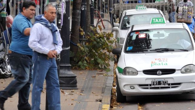 simulo ser pasajero, le pego una trompada al taxista y le robo la recaudacion