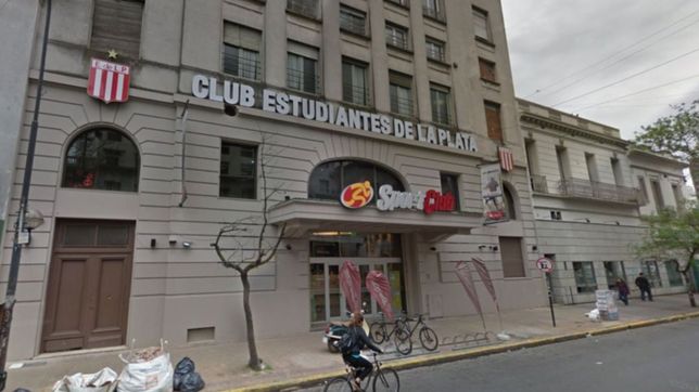 video: un hombre se exhibio desnudo en la sede de estudiantes y causo un fuerte revuelo