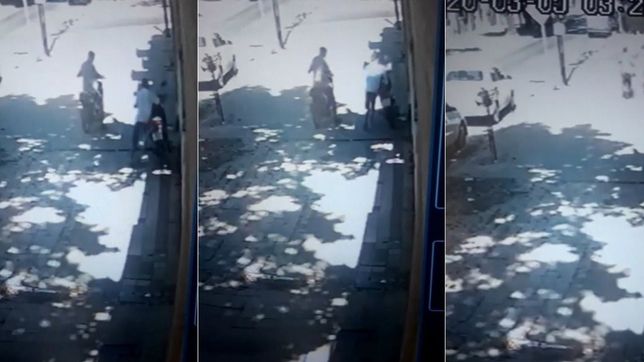 video: dejo la moto estacionada en la vereda y en apenas 10 segundos se la robaron