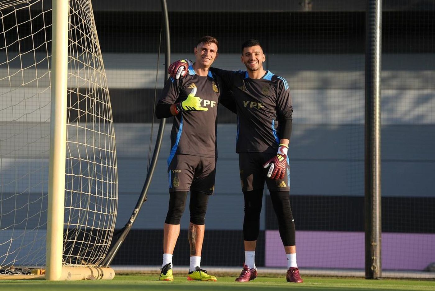 Rulli Dibu Martínez Selección argentina.jpg