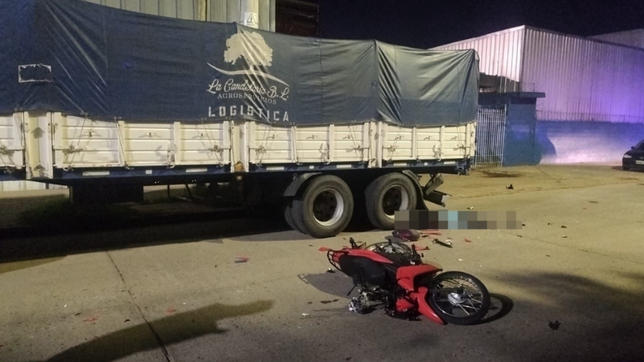 un motociclista choco contra el acoplado de un camion a metros de nini y murio
