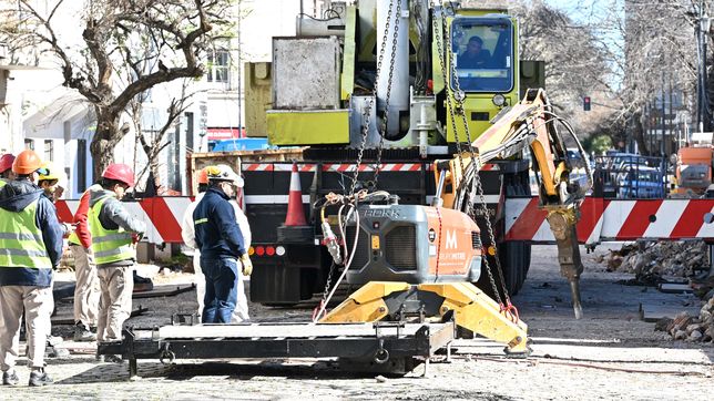 asi trabaja el robot especial para la demolicion del deposito incendiado en la plata