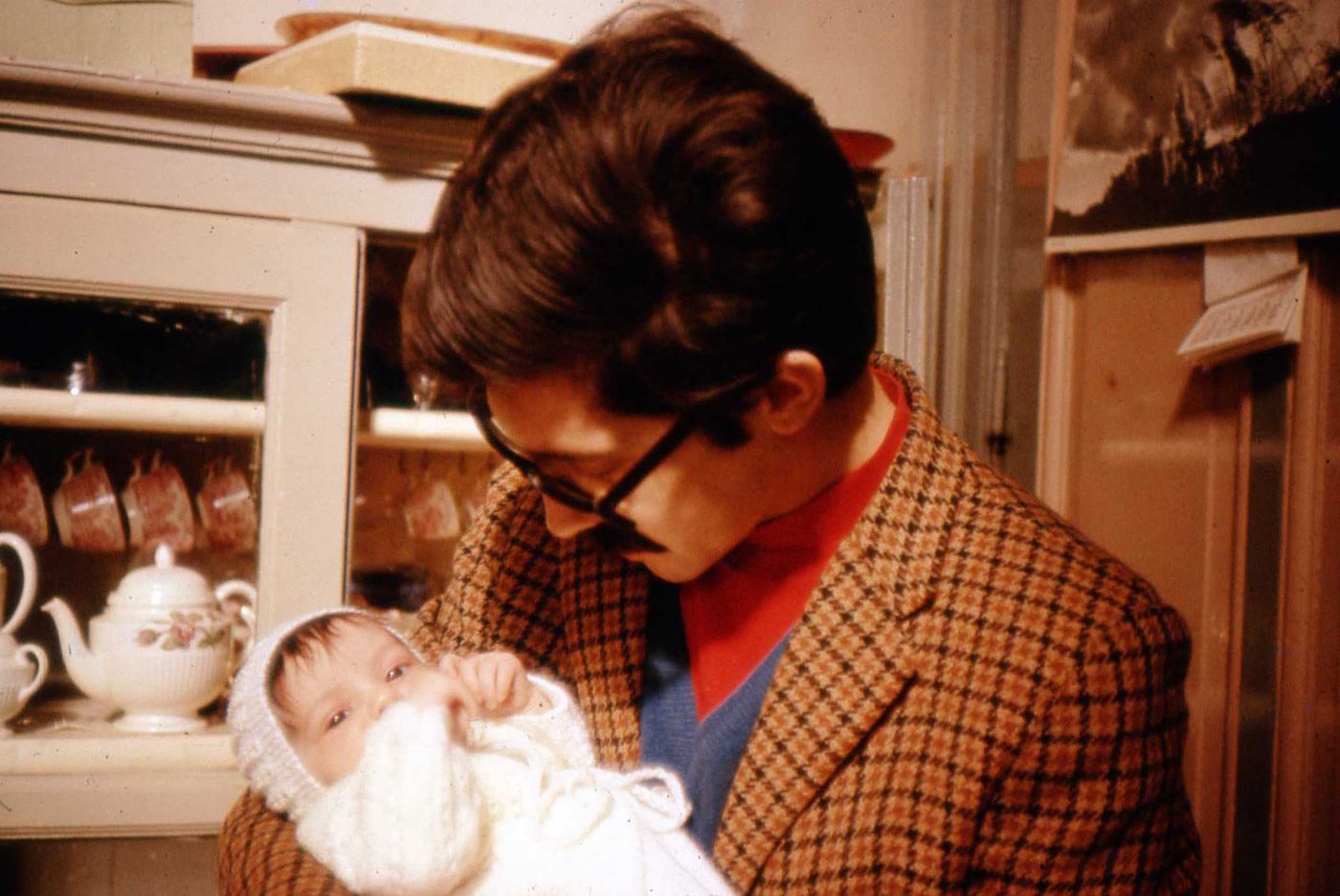 El contador Daniel Mariani, siempre de saco y corbata, con su pequeña en brazos