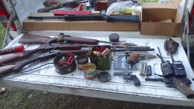 un hombre cerco parte de una playa en berisso, allanaron su casa y le encontraron un arsenal