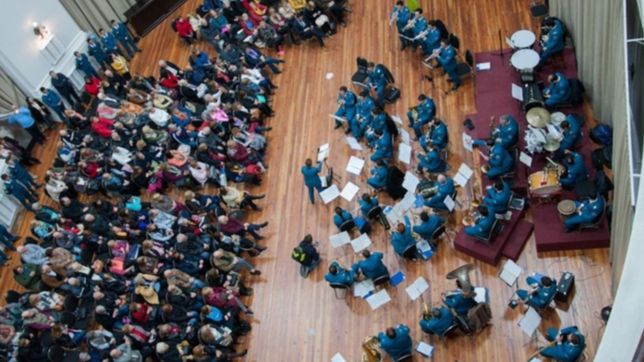 abuelos bailaron al ritmo de la banda del servicio penitenciario bonaerense en el anexo del senado