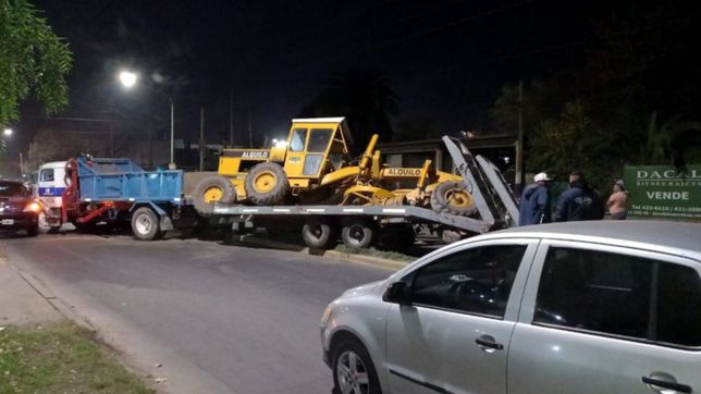 accidente y tension en la plata: una motoniveladora se cayo de un camion en plena calle