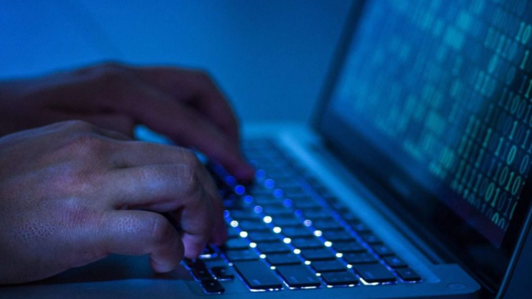 Tras un alerta de Missing Children por pornografía infantil, allanan una casa en La Plata