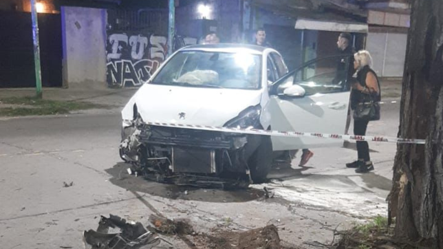 tuvo un problema en una rueda y termino incrustada contra un poste de luz