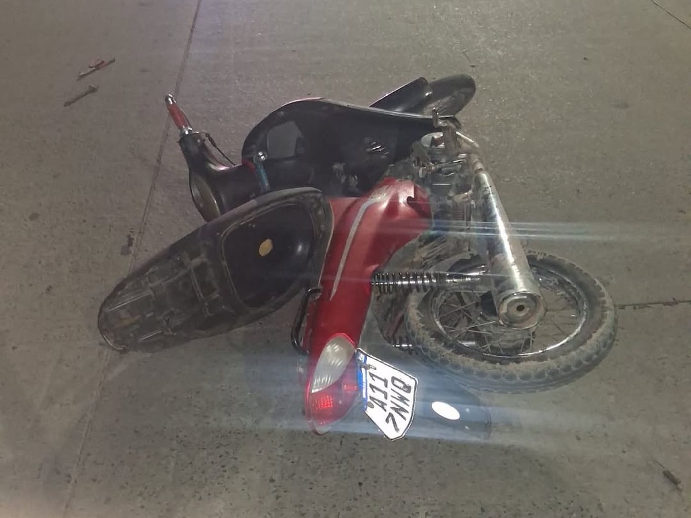 As&iacute; qued&oacute; la moto tendida en la avenida 520, tras el tr&aacute;fico accidente en el que muri&oacute; un joven