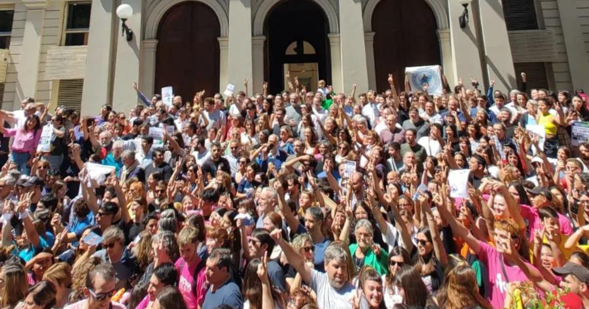 Docentes de la UNLP arrancan el paro y se movilizan hasta el Rectorado
