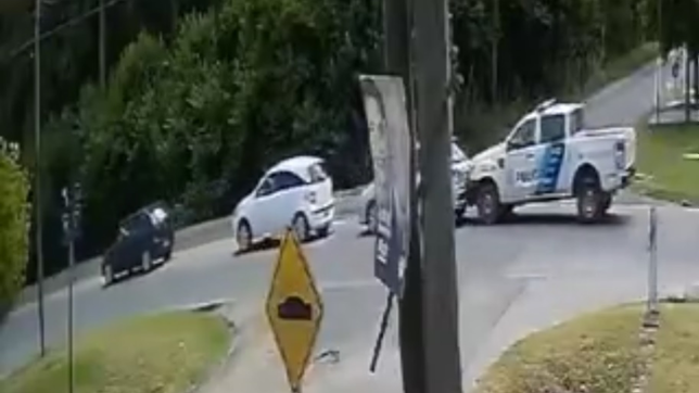 un patrullero embistio de atras a un auto y provoco un choque en cadena en la plata