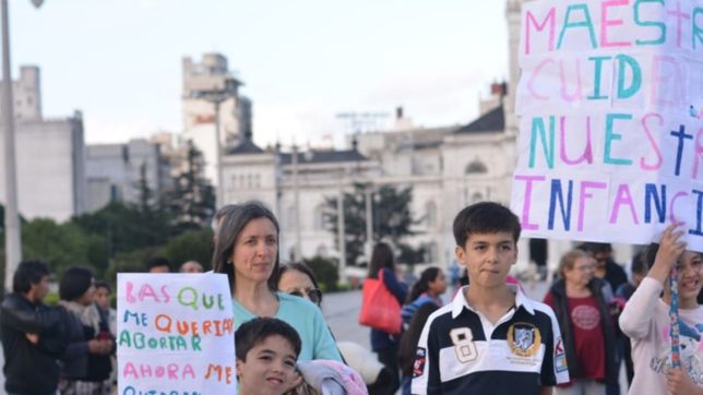 debil protesta provida contra la esi en plaza moreno