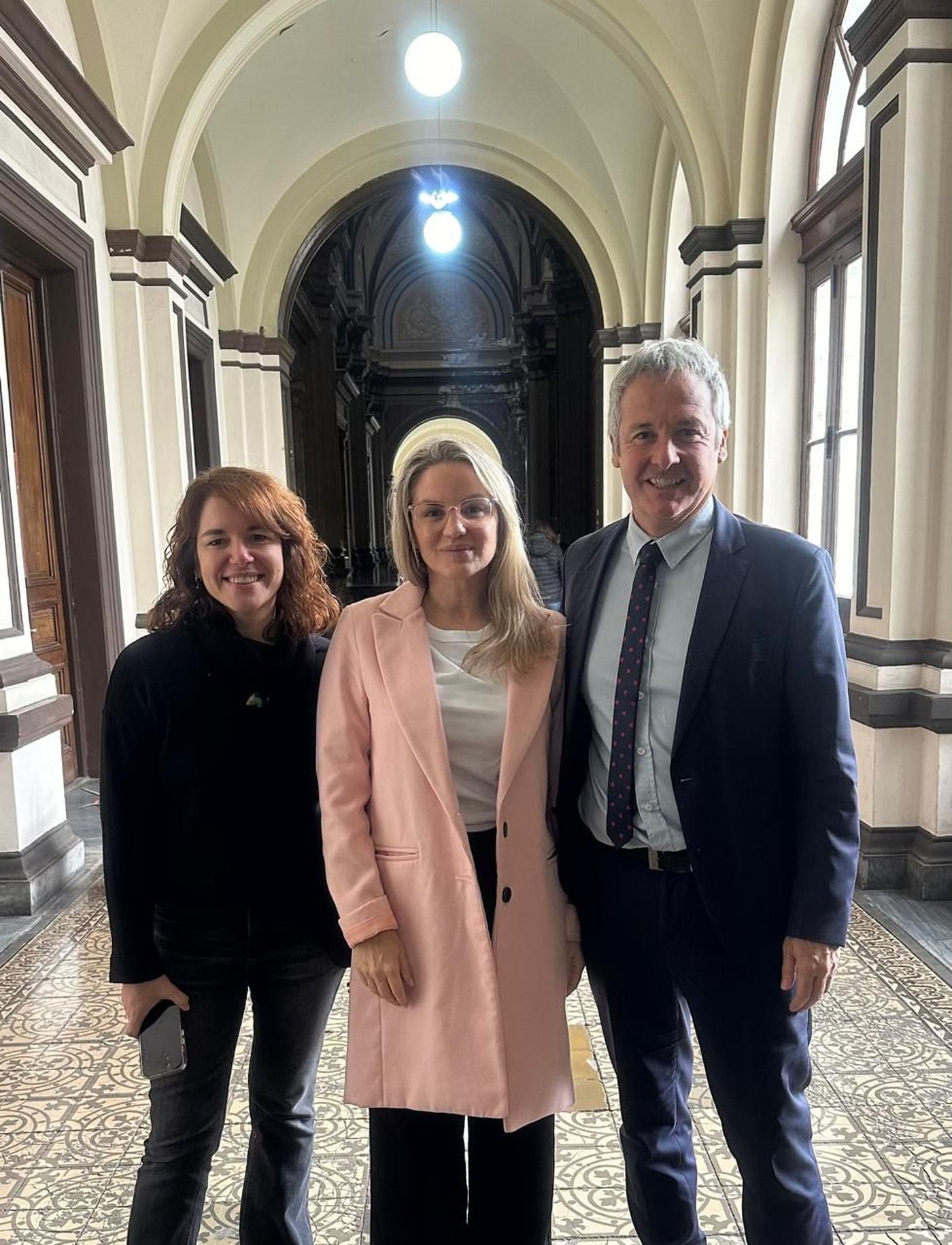Florencia Defeo, Carolina Pipar y Guillermo Bardón en los pasillos del Concejo Deliberante Florencia Defeo, Carolina Pipar y Guillermo Bardón en los pasillos del Concejo Deliberante