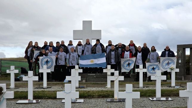 excombatientes de la plata visitaron el cementerio de darwin en las malvinas y pidieron la identificacion de los nn