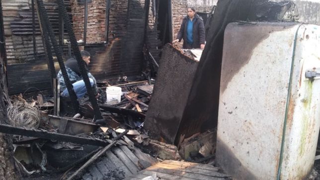 se les quemo la casa y quedaron en la calle, el drama de un hombre y su hija en la plata