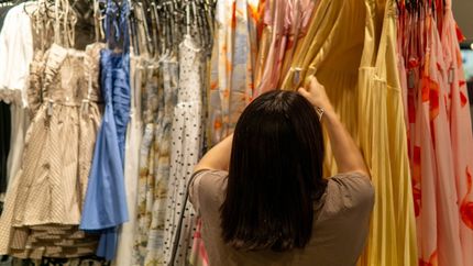 Un local de vestidos para mujeres cierra en medio de la crisis comercial