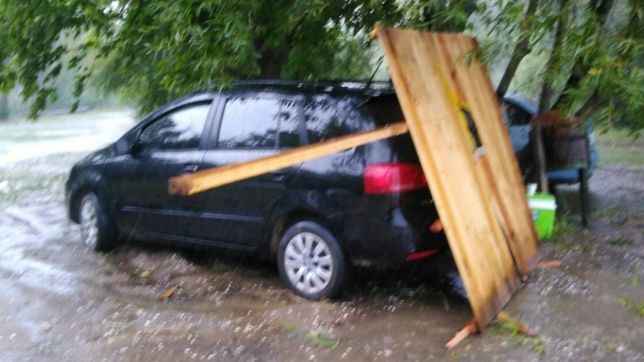 la tormenta destrozo un puesto de la balandra y un guardavida termino herido