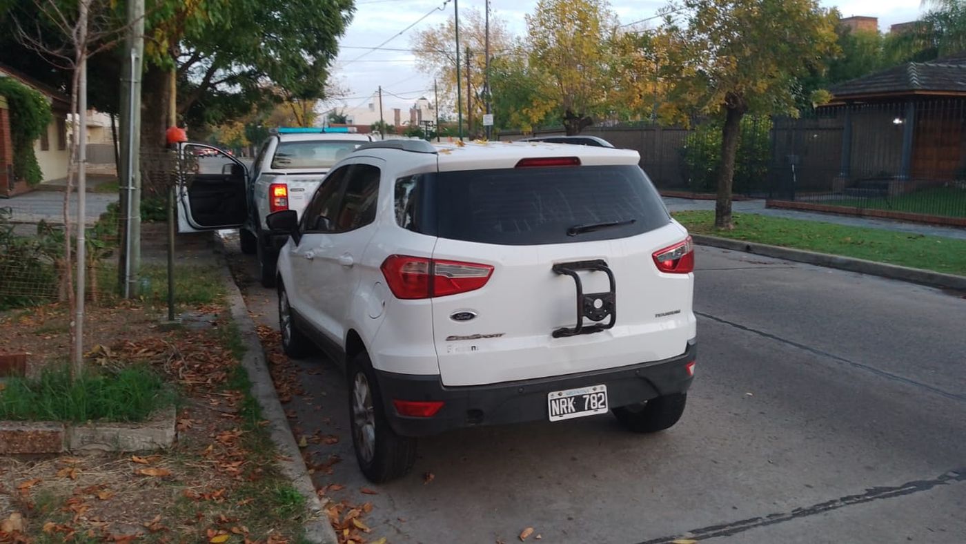 La camioneta quedó abandonada en otra zona de La Plata.