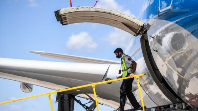 parte el quinto vuelo a china para traer 1 millon de vacunas a la argentina