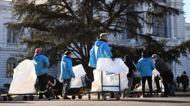la unlp busca mediar en el conflicto con los cooperativistas y pide continuar con el reciclado