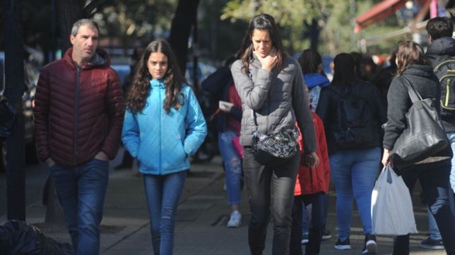 los platenses rompieron el chanchito y salieron a comprar regalos para sus papas
