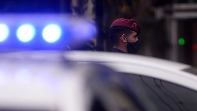 aseguran que un auto oscuro merodea las calles de los hornos para marcar casas