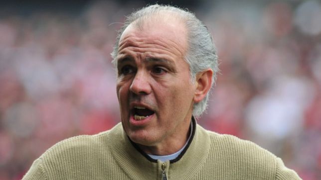 camiseta especial y video, el homenaje de estudiantes para alejandro sabella en uno