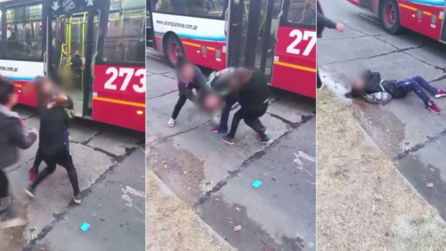 video: pinas, patadas en la cabeza y gritos en una feroz pelea en la puerta de una escuela