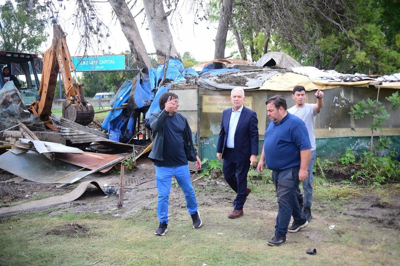 Julio Alak en el operativo de demolici&oacute;n de la casa donde se vend&iacute;a carnada