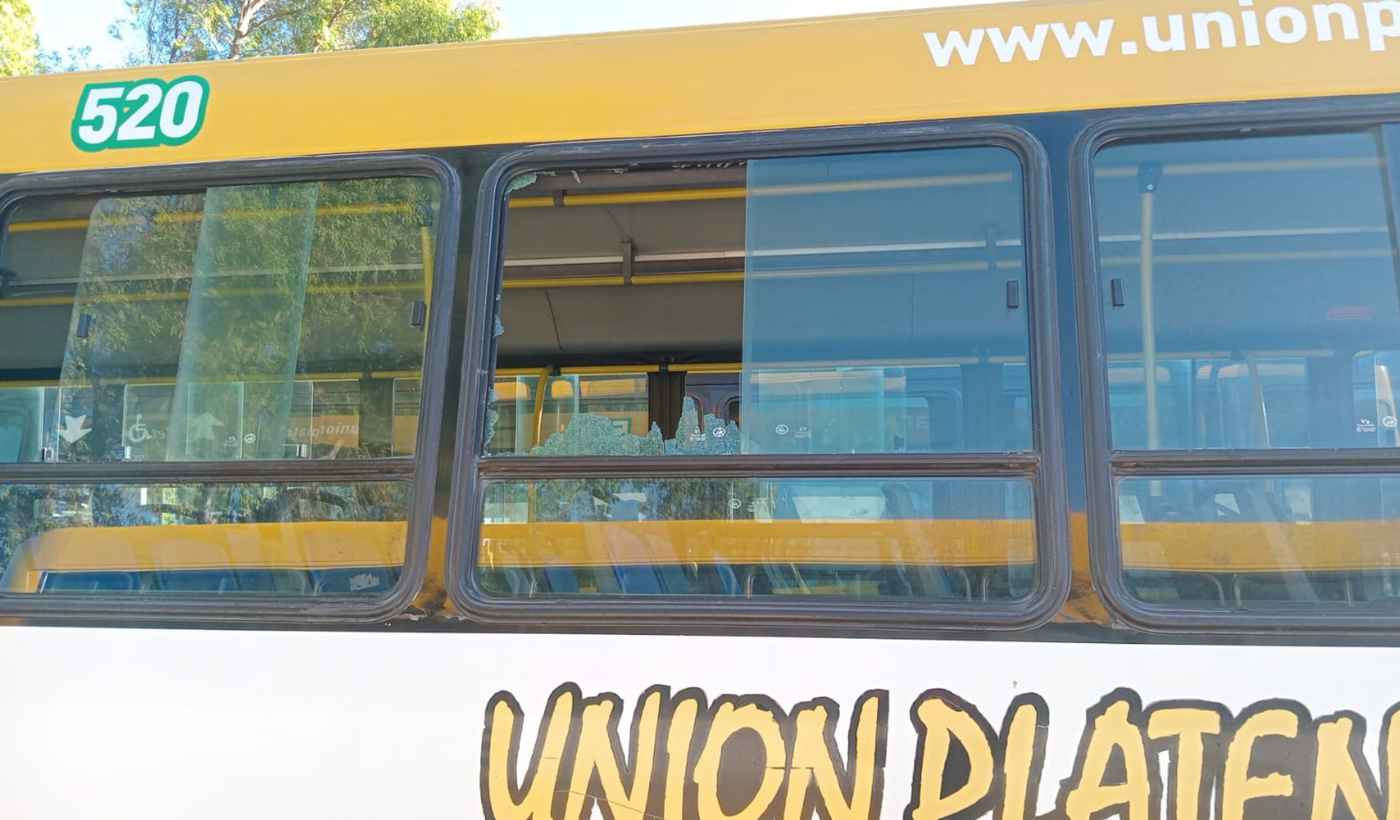 Micro 520 vandalizado piedrazos.png