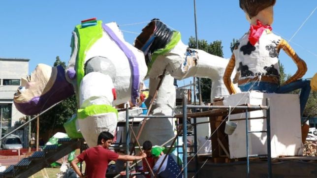 las rafagas de viento destrozaron un enorme muneco en la rambla de 72