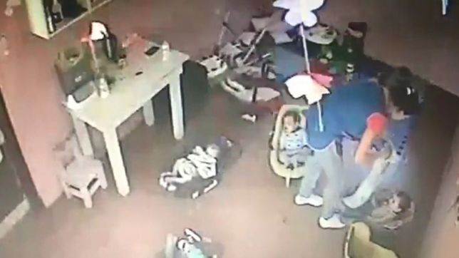 la familia de la bebe maltratada sigue a la espera de la detencion de la maestra