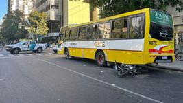 un motociclista choco con un micro, quedo atrapado debajo de una rueda y fue internado en grave estado un motociclista choco con un micro, quedo atrapado debajo de una rueda y fue internado en grave estado