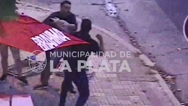 video: se agarraron a trompadas en la puerta de un bar de la plata y terminaron separados por la policia