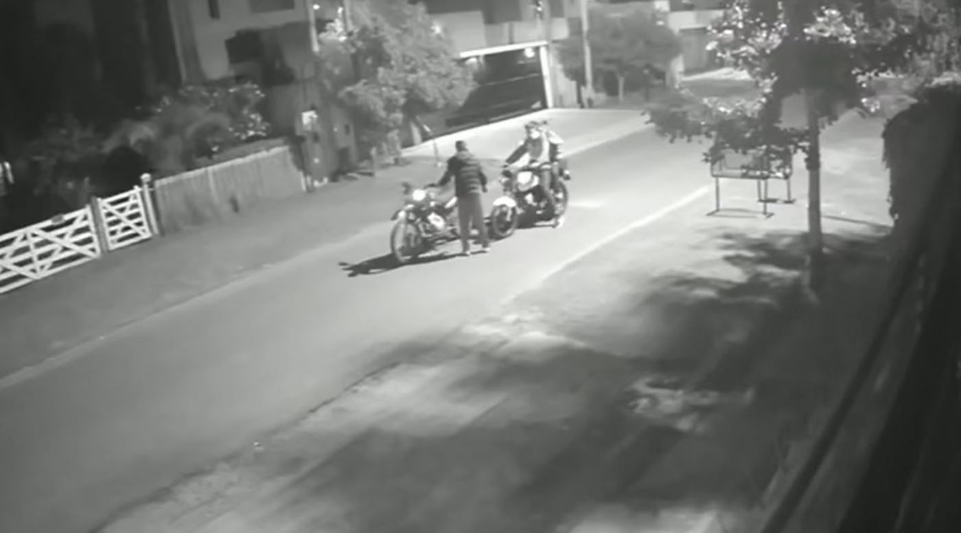 ladrones robaron dos motos de una casa y quedaron filmados