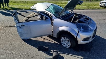 Un auto chocó contra un poste, se partió a la mitad y murió una nena de 2 años
