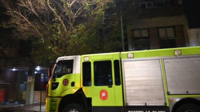 fuego, humo y panico en una pension de estudiantes por el incendio de una garrafa