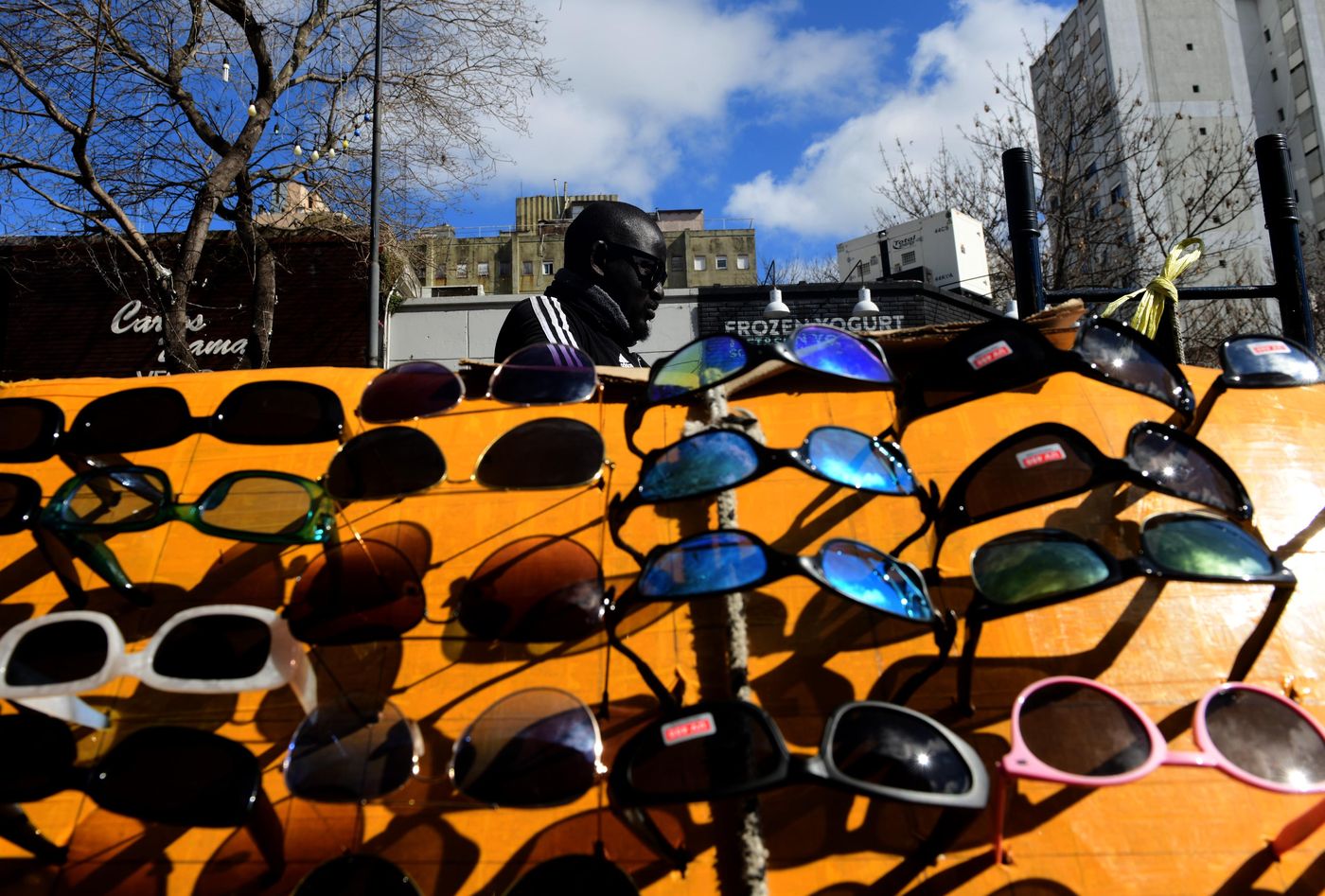 Vendedores ambulantes calle 12 avenida 7 senegaleses senegalés (6).jpg