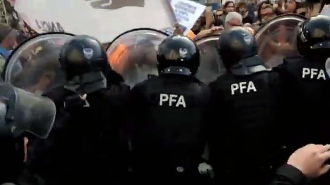 otra vez represion contra jubilados en las inmediaciones del congreso