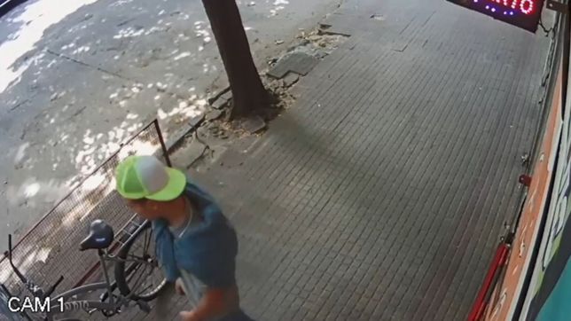 video: pidio algo para comer en un kiosco, no se lo dieron y le robo la bicicleta a la empleada