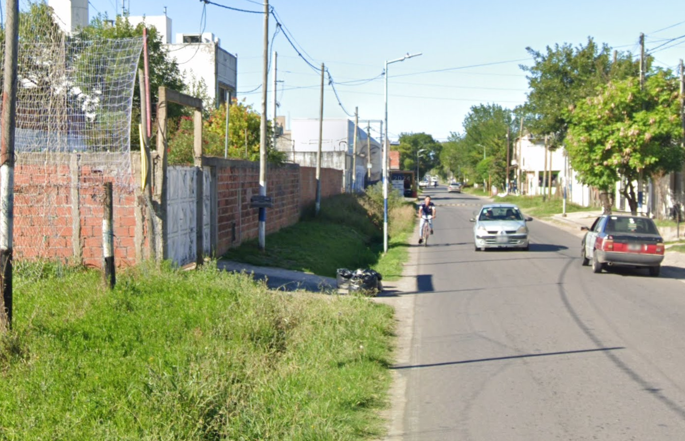 La zona de calle 96 entre 3 y 4 de Villa Elvira tiene zanjas en la vereda