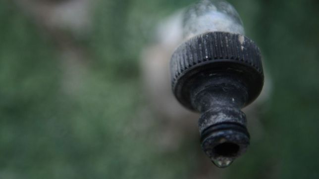 absa realiza reparaciones en un conducto y podria faltar agua en la plata