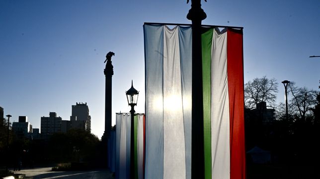 la plaza italia abre al publico con un sabado de musica lirica, djs y danzas tipicas