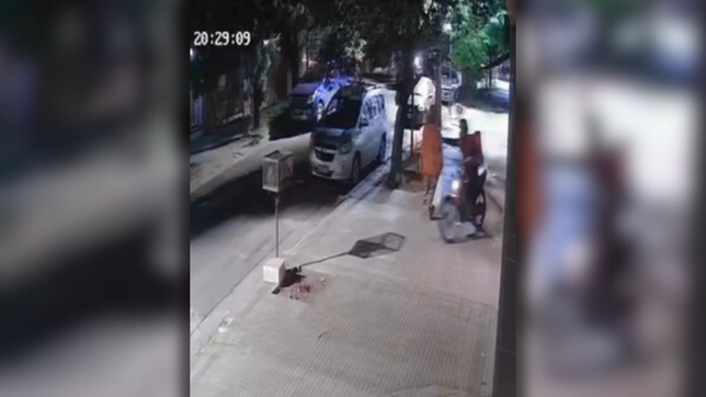 un falso repartidor arrastro violentamente a una vecina de la loma por la vereda para robarle