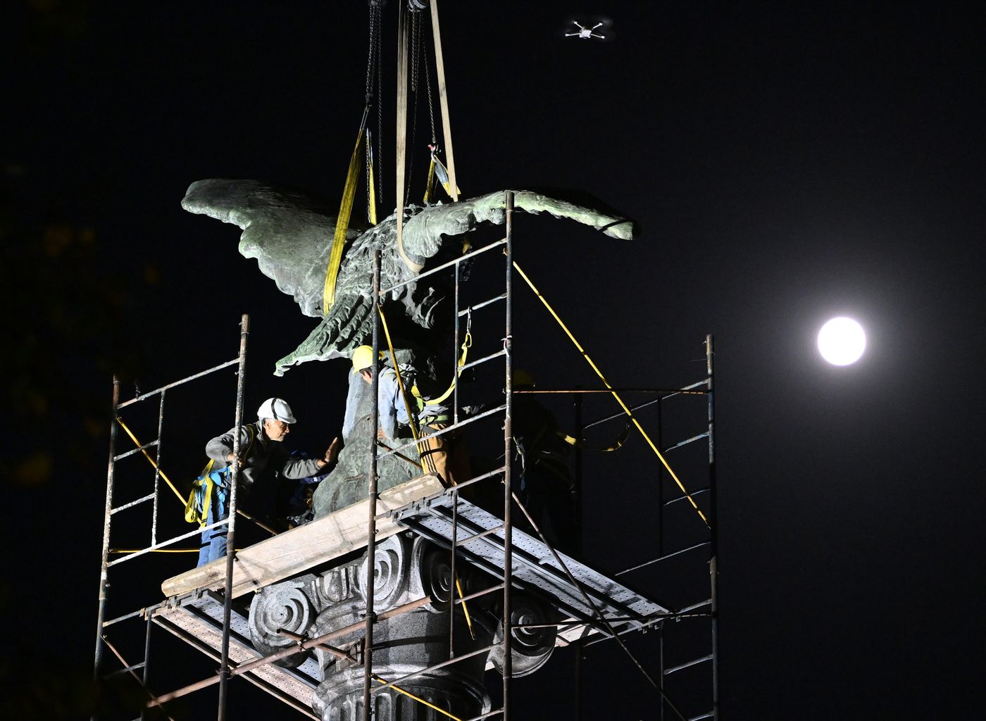 El traslado del águila de Plaza Italia fue uno de los trabajos más grandes en las obras de 7 y 44.