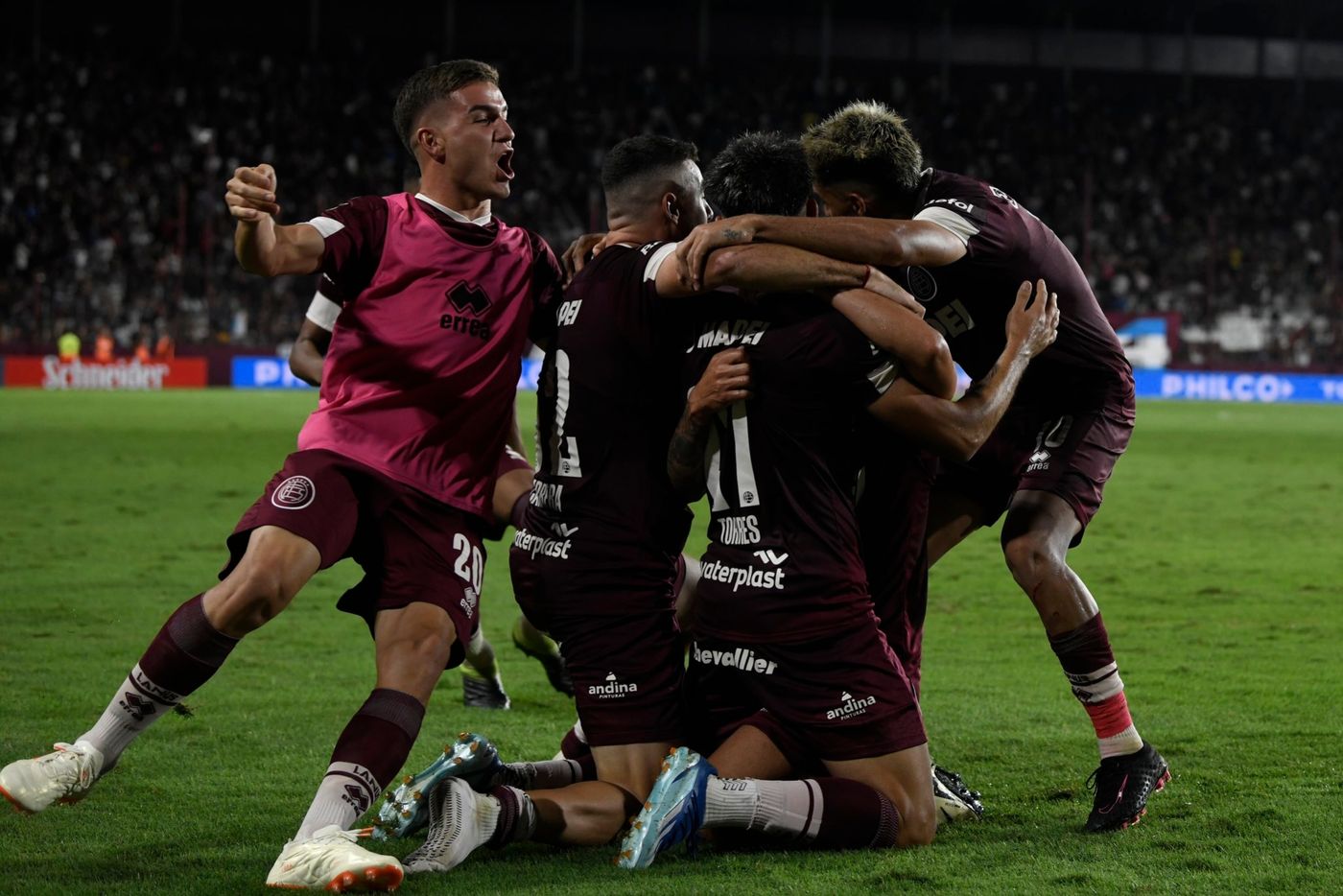Lanús festejo gol.jpg